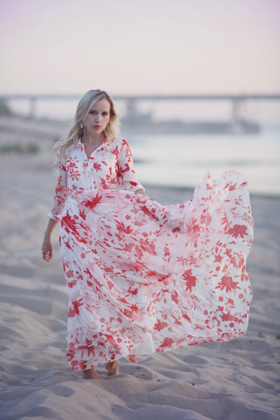 沙滩上的女孩图片下载