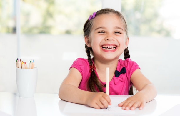 小女孩画画图片下载