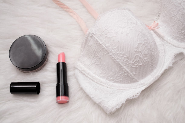 时尚的概念。白色蕾丝上衣，白色皮毛，口红和粉末。前视图。特写镜头图片下载