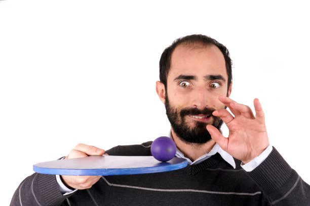 男人玩球拍图片下载