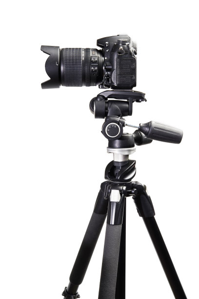 三脚架上的黑色单反相机图片下载