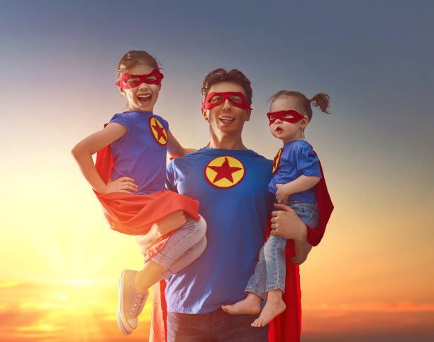 爸爸和他的女儿们在玩图片下载