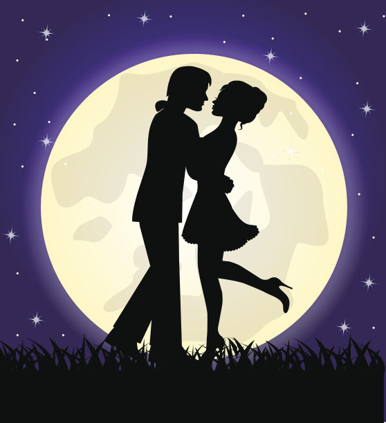 一对恋人的剪影站在月亮前图片下载