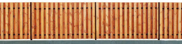 从消失的垂直松木板的新的现代黄色木制乡村篱笆。孤立的白色带补丁。来自几张户外照片的全景拼贴画图片下载