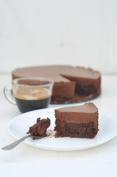 巧克力蛋糕配巧克力慕斯，选择性聚焦图片下载