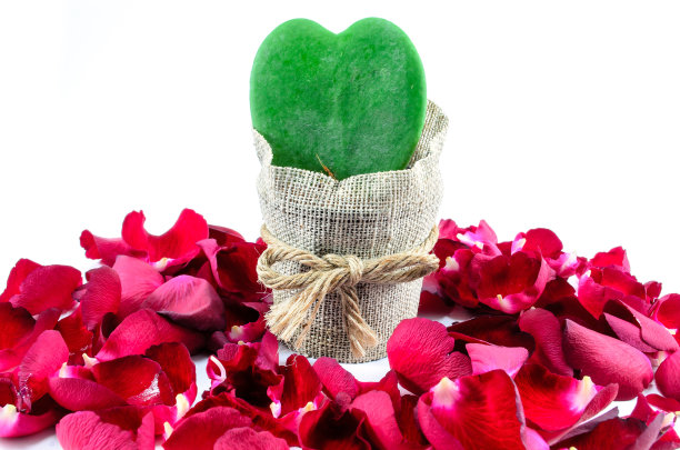 绿心，红玫瑰图片下载