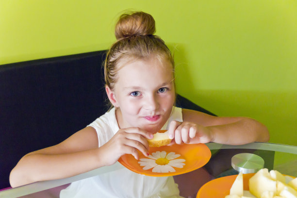 吃的可爱女孩图片下载