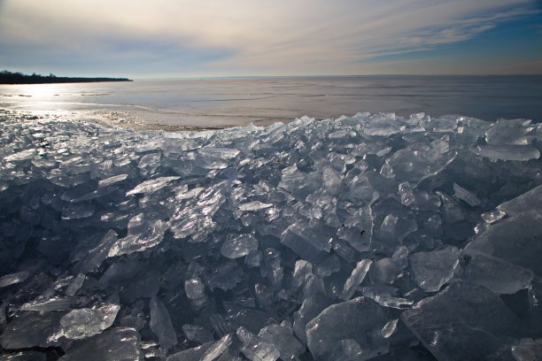 结冰的湖面上结了冰图片下载