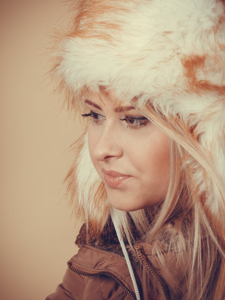 金发女人在冬天温暖的毛皮帽子图片下载