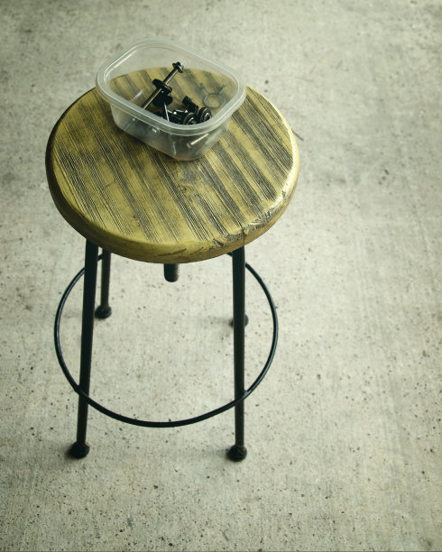 发动机螺栓拆下后可以安全地放在凳子上。图片下载