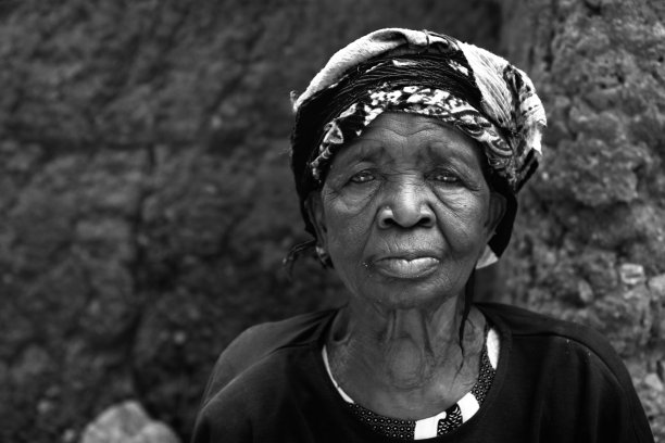 戴头巾的多哥老妇人图片下载