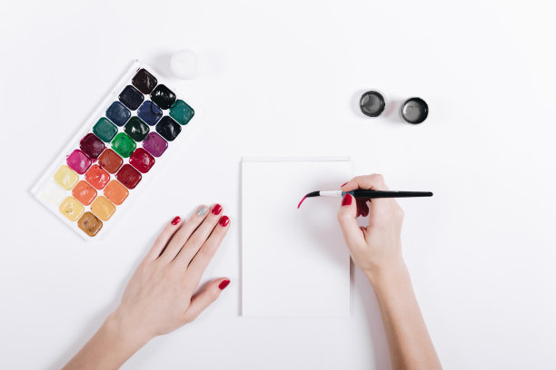 一个女人的特写画与水彩在一个笔记本图片下载