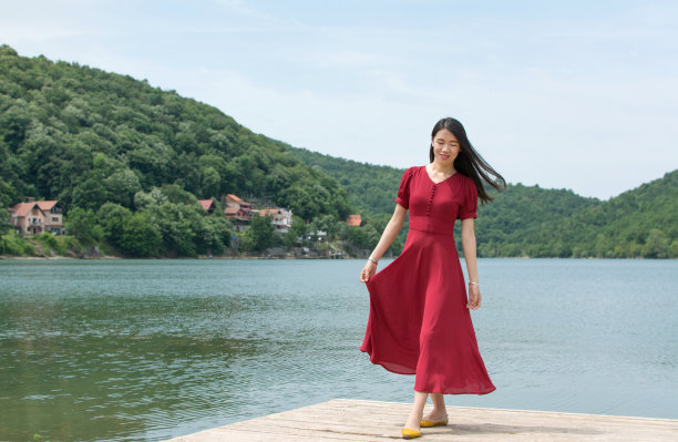 一个时尚的女人站在湖边图片下载