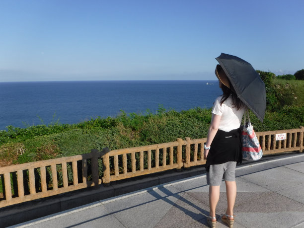 女性　海岸　水平線图片下载
