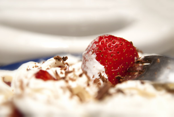 草莓和鲜奶油图片下载