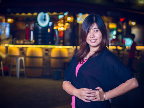 美丽的年轻亚洲-中国女人微笑在公园晚上图片下载