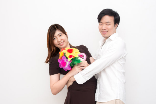 年轻的亚洲情侣在情人节图片下载