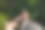 一名女子爬上巨石，她的伴侣伸出手图片下载