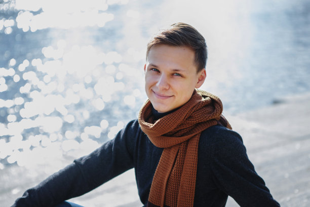 年轻人在海边户外图片下载