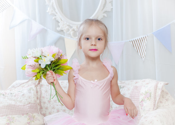 小女孩捧着花站着图片下载