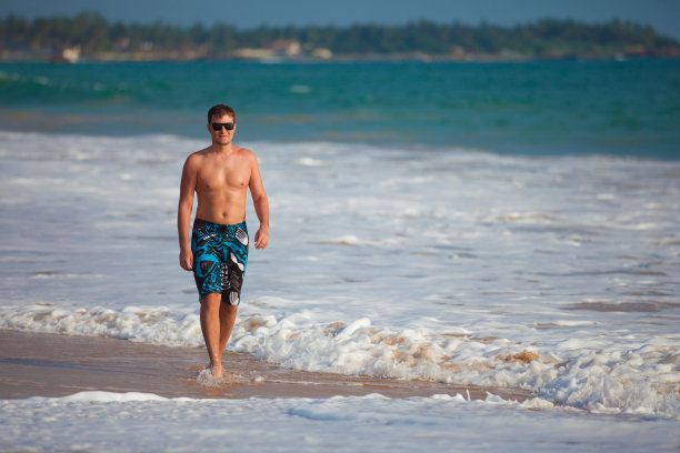 海滩上的男人图片下载