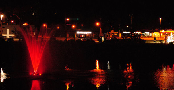 城市夜景与喷泉图片下载