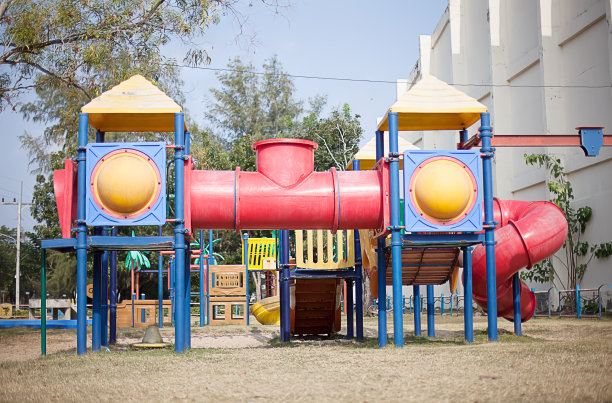 公园里的儿童游乐场图片下载