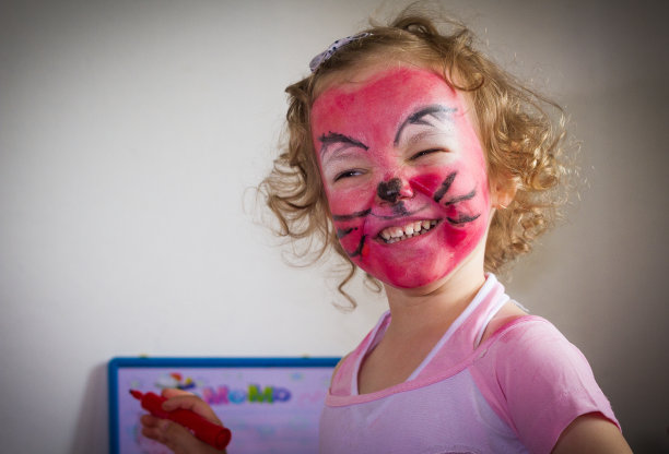 画着脸的小女孩图片下载