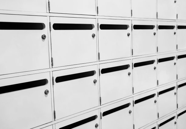 靠近白色木制邮箱图片下载