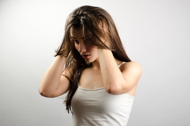 年轻悲伤的女人抱着头图片下载