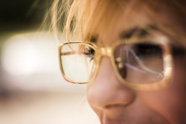 女人和眼镜的特写图片下载