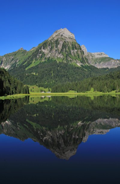 奥伯湖上的Brunnelistock山倒映着图片下载