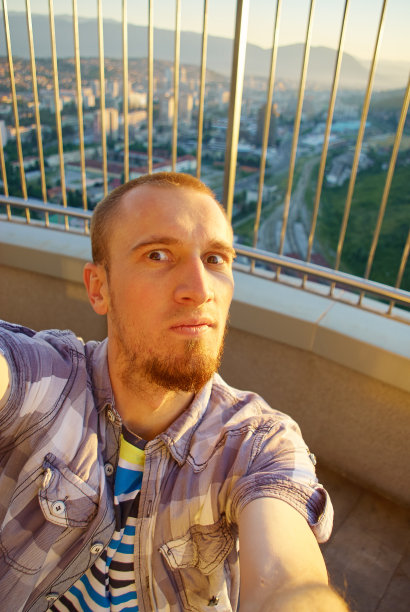 英俊的年轻人在自拍图片下载