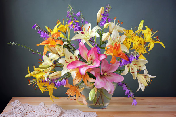 有一束百合的静物。图片下载