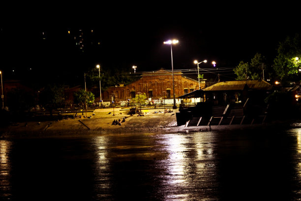 夏夜，人们在河边休息图片下载