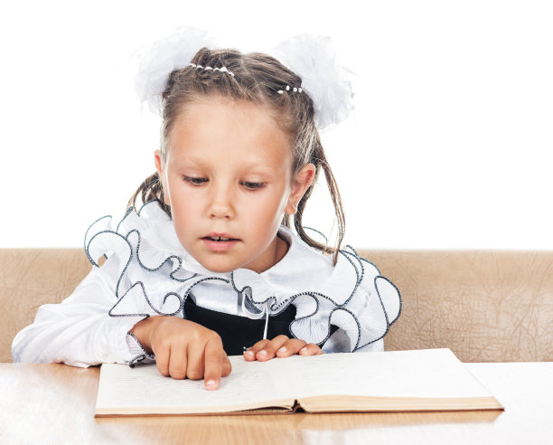 甜美的女孩穿着校服看书图片下载