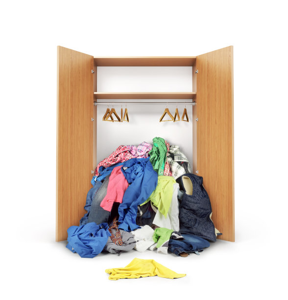 开放的木制衣柜。衣服从孤立的白色背景上开着的柜子上掉下来素材图片