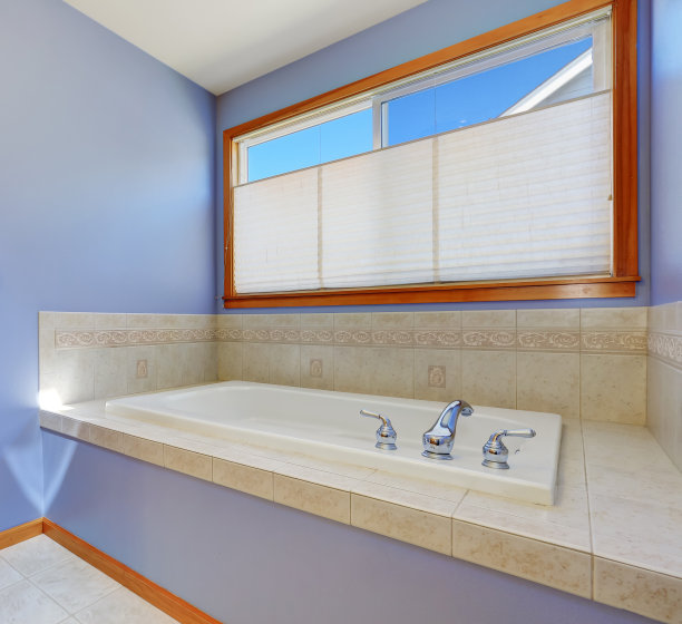 薰衣草浴室浴缸的特写图片下载