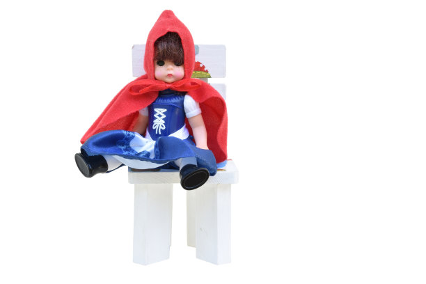 用红布遮盖头部的女童娃娃。图片下载