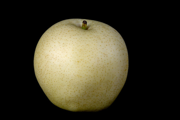 黑色背景上的亚洲梨或黄金梨图片下载
