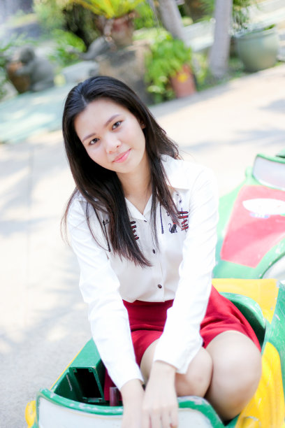 微型小车的女孩图片下载