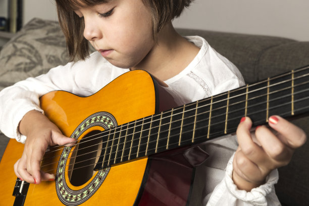 小女孩弹吉他图片下载