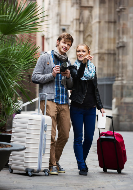 夫妇观光和拍照的城市图片下载