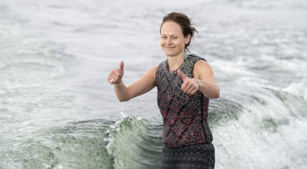 年轻女子水上冲浪，水上冲浪图片下载