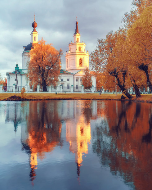 东正教教堂和它在池塘中的倒影。图片下载