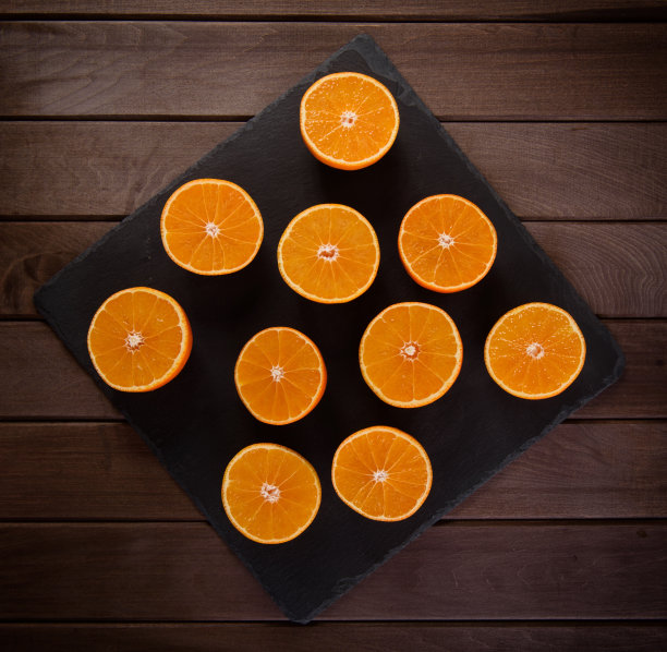 石板上的橘片图片下载