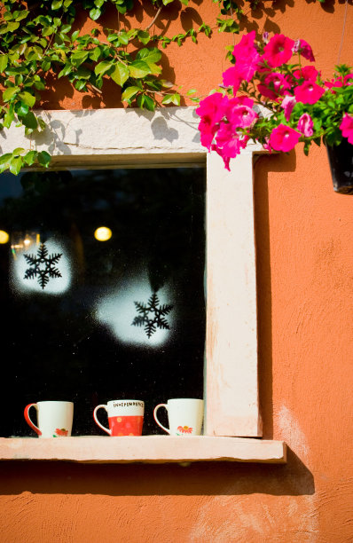 咖啡杯放在装饰的老式窗口图片下载