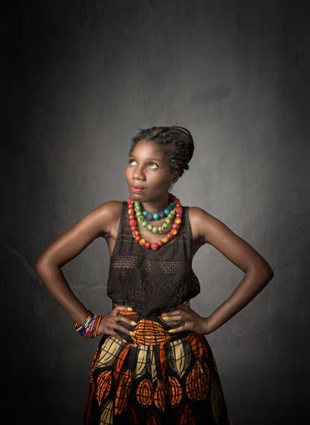 非洲女孩抬头图片下载