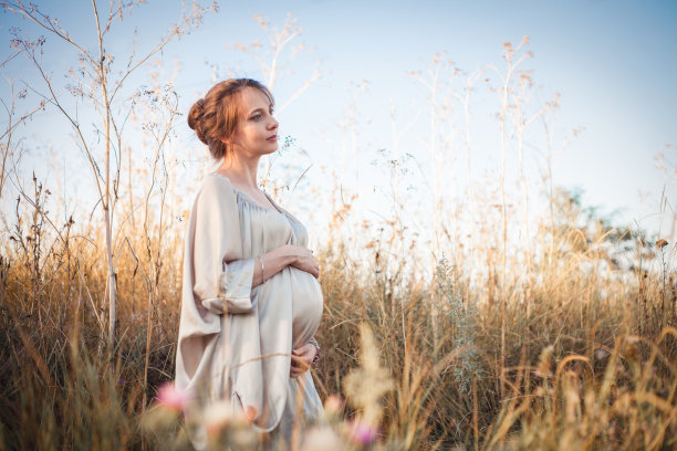 夕阳下的孕妇肖像图片下载