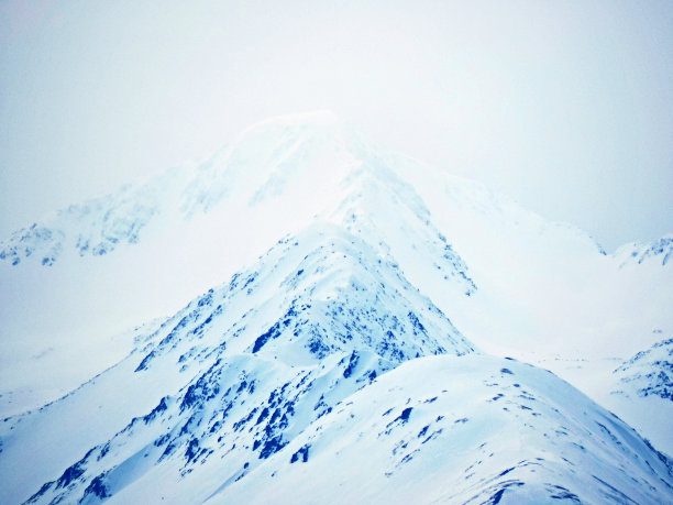 白雪覆盖的山脉图片下载